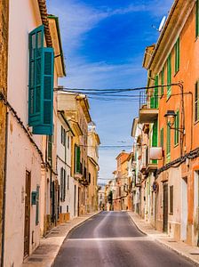 Rue vide dans la vieille ville méditerranéenne d'Andratx, à Majorque, en Espagne.