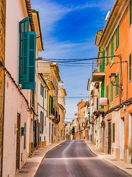 Lege straat in de oude mediterrane stad van Andratx, Mallorca Spanje van Alex Winter
