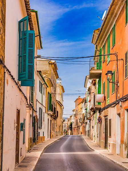 Rue vide dans la vieille ville méditerranéenne d'Andratx, à Majorque, en Espagne. par Alex Winter