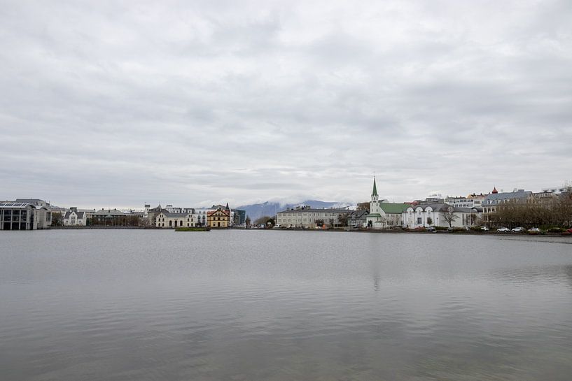 Lac Tjörnin à Reykjavík, Islande | Photographie de voyage par Kelsey van den Bosch