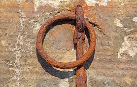 verrosteter Metallring am Kai im Hafen von Milos, Griechenland von Jan Fritz