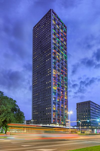 West Point Wohnturm in der Dämmerung, Tilburg von Tony Vingerhoets