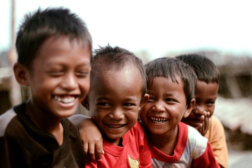 Lachende Indonesische kinderen in vissersdorp
