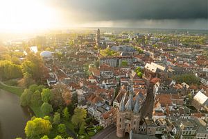 Luftaufnahme der Stadt Zwolle während eines Sonnenuntergangs im Frühling