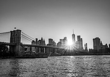 Zwart-wit beeld van zonsondergang in New York City, Amerika van Patrick Groß