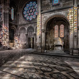 Verlaten Kerk met mooie kleurijke lichtinval. van Beyond Time Photography