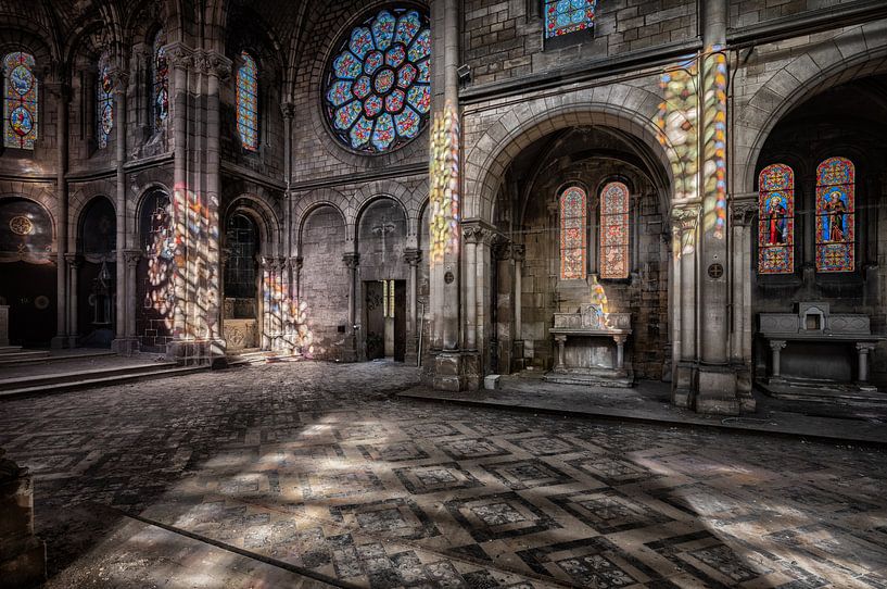Verlaten Kerk met mooie kleurijke lichtinval. van Beyond Time Photography