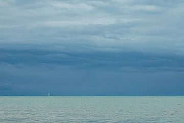 witte zeilboot onder de donkere wolken van Saskia S