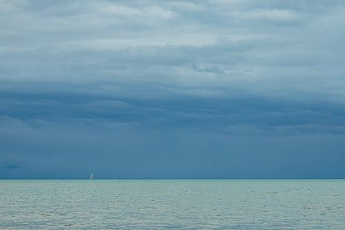 weißes Segelboot unter den dunklen Wolken von Saskia S