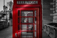 Zwart-Wit: Rode telefooncel doorkijkje van Rene Siebring thumbnail
