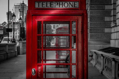 Zwart-Wit: Rode telefooncel doorkijkje