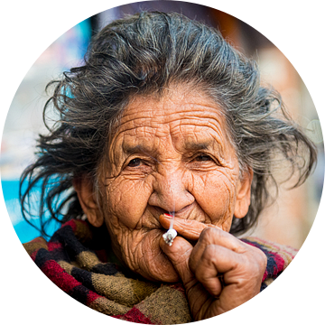 Oude Nepalese vrouw rookt sigaret - Portret van Ellis Peeters
