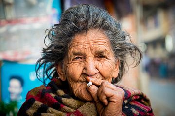 Oude Nepalese vrouw rookt sigaret - Portret van Ellis Peeters