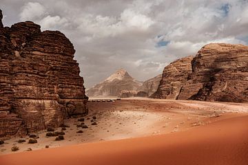 Dunes de sable rouge dans le Wadi Rim, Jordanie sur Melissa Peltenburg