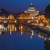 Panorama nocturne avec le Pont Saint-Ange et la basilique Saint-Pierre à Rome sur Silva Wischeropp