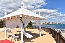 Vorbereitungen für eine Terrassenhochzeit
