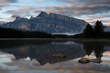 Mount Rundle en Two Jack Lake, Banff National Park, Alberta, Canada van Alexander Ludwig