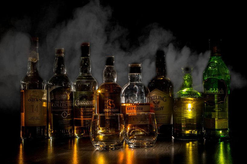 Verschillende whisky flessen met rook op de achtergrond van Stefan van der Wijst
