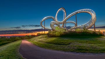Tiger & Turtle becomes more than just a sculpture in the blue hour. It becomes a luminous work of art that casts a spell over the viewer. A sight that impressively stages the unique combination of art, architecture and light. by LICHTERKISTE