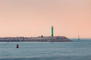 Grüner Leuchtturm auf der westlichen Mole im Hafen von Ostende | Landschaft von Daan Duvillier