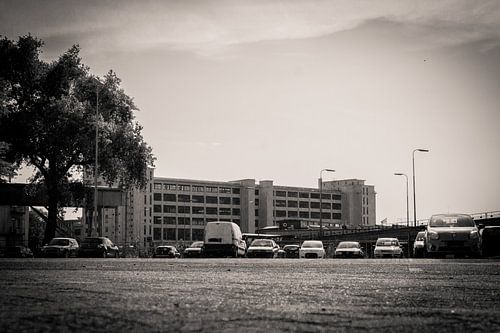 Parkeerplaats uitkijkend op klokgebouw