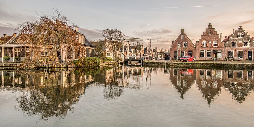 Zonsondergang  en de binnenhaven van Makkum in Friesland par Harrie Muis