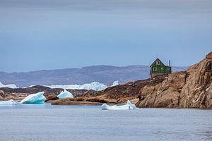 Eisschollen vor einem Haus in Aappilattoq, Grönland