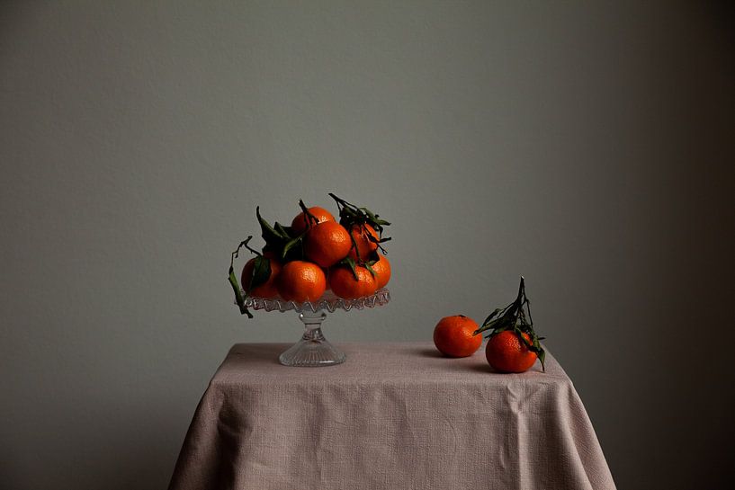 Stillleben von Mandarinen mit Blatt von Lilian Bisschop