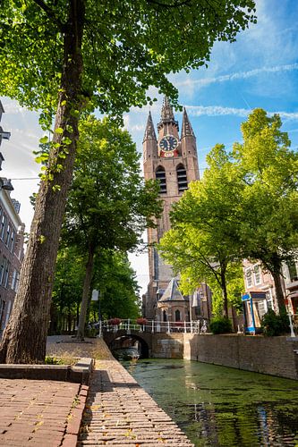 Oude Kerk in Delft tijdens een zomerse dag