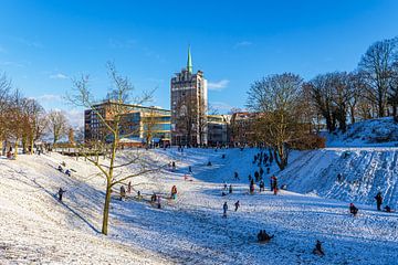 Blick über die Wallanlagen auf das Kröpeliner Tor im Winter in