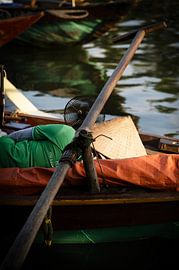 Siesta d’', ein Bootsmann auf einem traditionellen Boot von Frank Photos