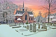 Besneeuwde middeleeuwse stulp kerk in Lage Vuursche Nederland bij zonsondergang van Eye on You thumbnail