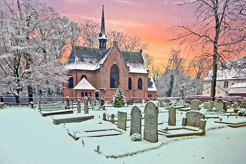 Besneeuwde middeleeuwse stulp kerk in Lage Vuursche Nederland bij zonsondergang