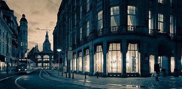 Zentrum von Den Haag in der Abenddämmerung von Raoul Suermondt