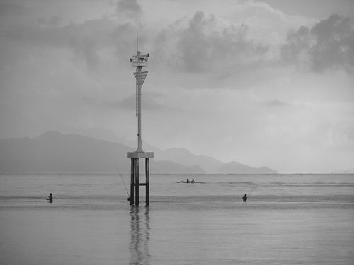 Pêcheurs à la plage de Lovina, Bali (en noir et blanc)