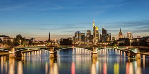 Frankfurt Skyline und Ignatz-Bubis-Brücke Panorama