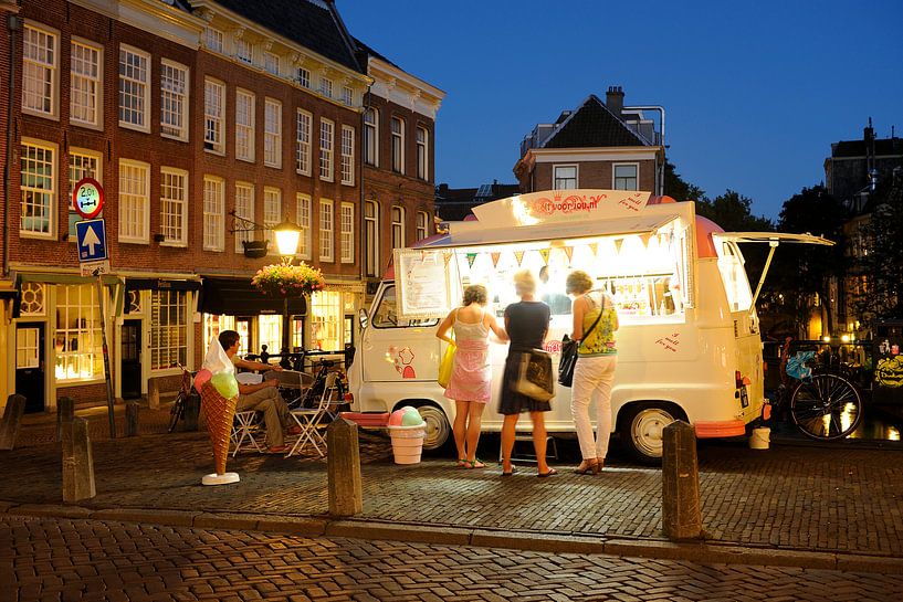 Camion de crème glacée sur le Maartensbrug à Utrecht par Donker Utrecht