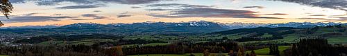 Panoramisch uitzicht over de Allgäu met uitzicht op de Allgäuer Alpen