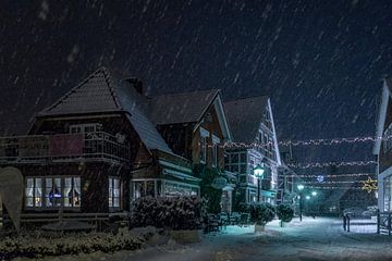 Sneeuw in Jork op een winteravond van Christian Möller Jork