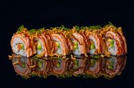 Sushi op een zwarte ondergrond met weerspiegeling van Henny Brouwers thumbnail