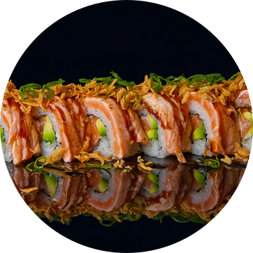 Sushi op een zwarte ondergrond met weerspiegeling van Henny Brouwers