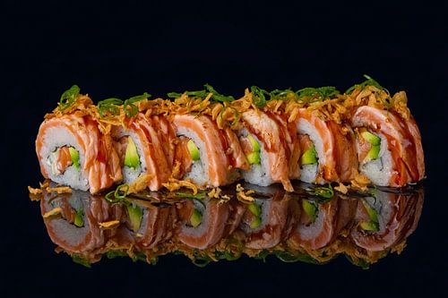 Sushi op een zwarte ondergrond met weerspiegeling