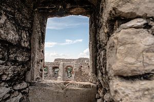 vue à travers le château ogrodzieniec en Pologne