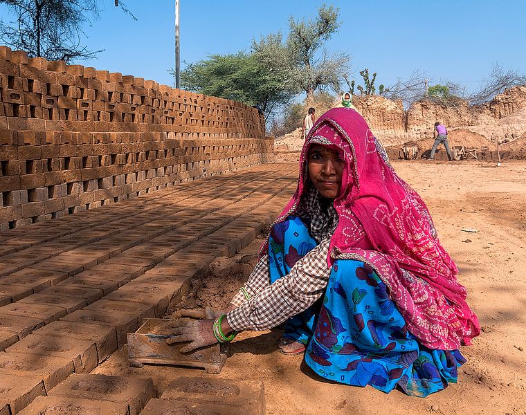 India: Arbeider steenfabriek (Barwa) by Maarten Verhees