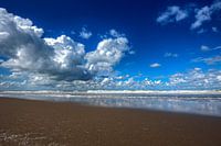 Südstrand bei Scheveningen mit blauem Himmel und weißen Wolken.