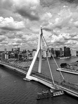 Rotterdam centrum vanaf grote hoogte  (staand - zwart-wit/zilver) van Rick Van der Poorten