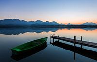 Boot am Steg mit Alpenpanorama im Sonnenuntergang von Frank Herrmann Miniaturansicht