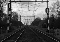 Treinbaan in zwart wit.