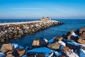 Mole an der Ostseeküste in Warnemünde im Winter
