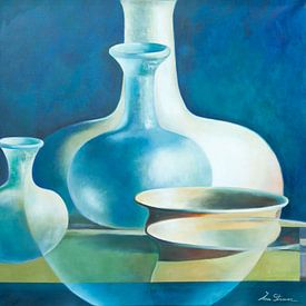 Mélange moderne de vases et de bols, teintes bleues sur Ine Straver